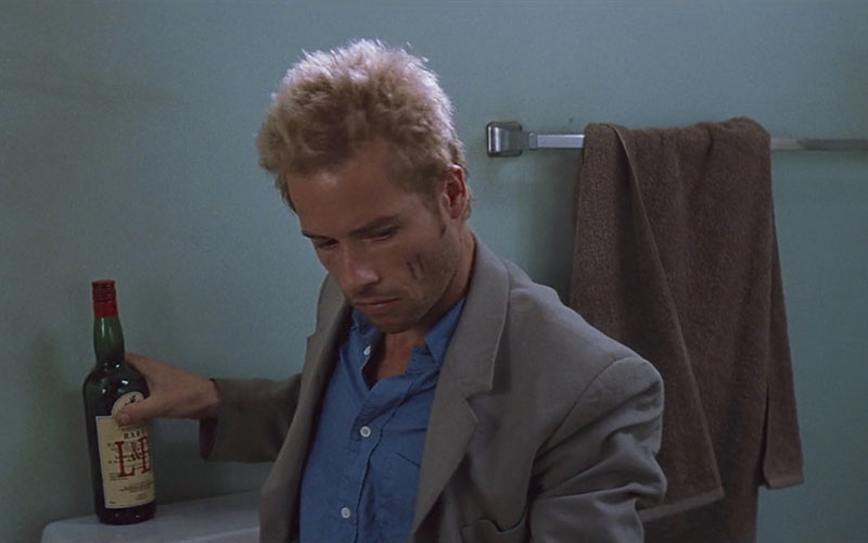 Guy Pierce with bottle of alcohol in memento