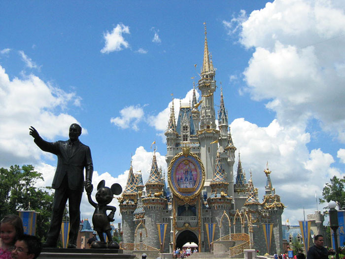 wdw castle with statue